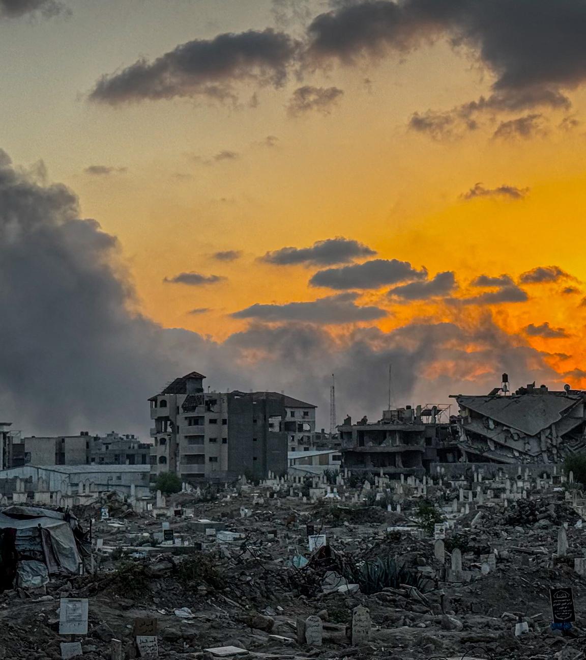 auch steigt auf, nachdem israelische Luftangriffe am 26. September 2025 das Sabra-Viertel im Süden von Gaza-Stadt getroffen und weitreichende Zerstörungen verursacht haben.