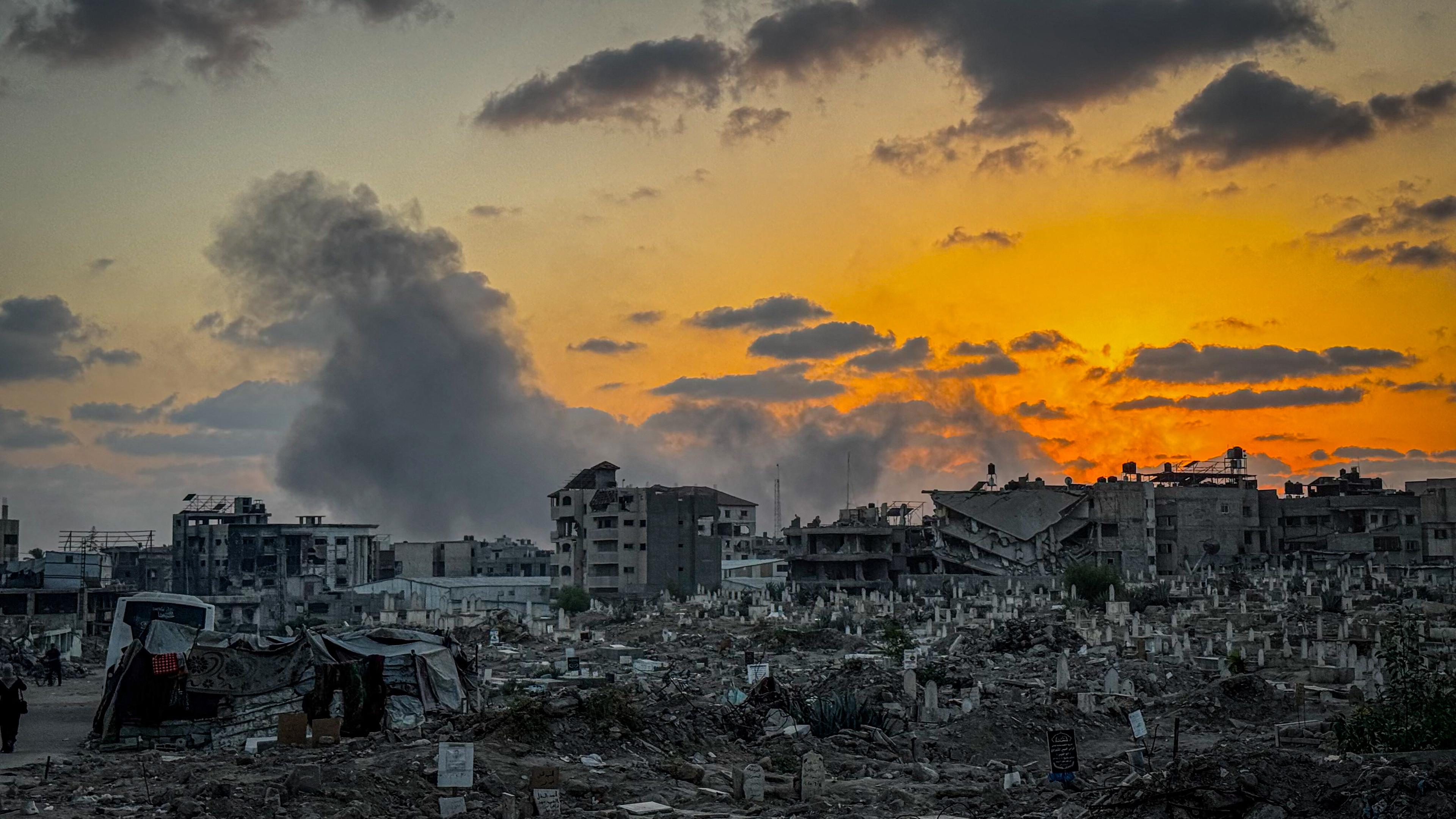 auch steigt auf, nachdem israelische Luftangriffe am 26. September 2025 das Sabra-Viertel im Süden von Gaza-Stadt getroffen und weitreichende Zerstörungen verursacht haben.