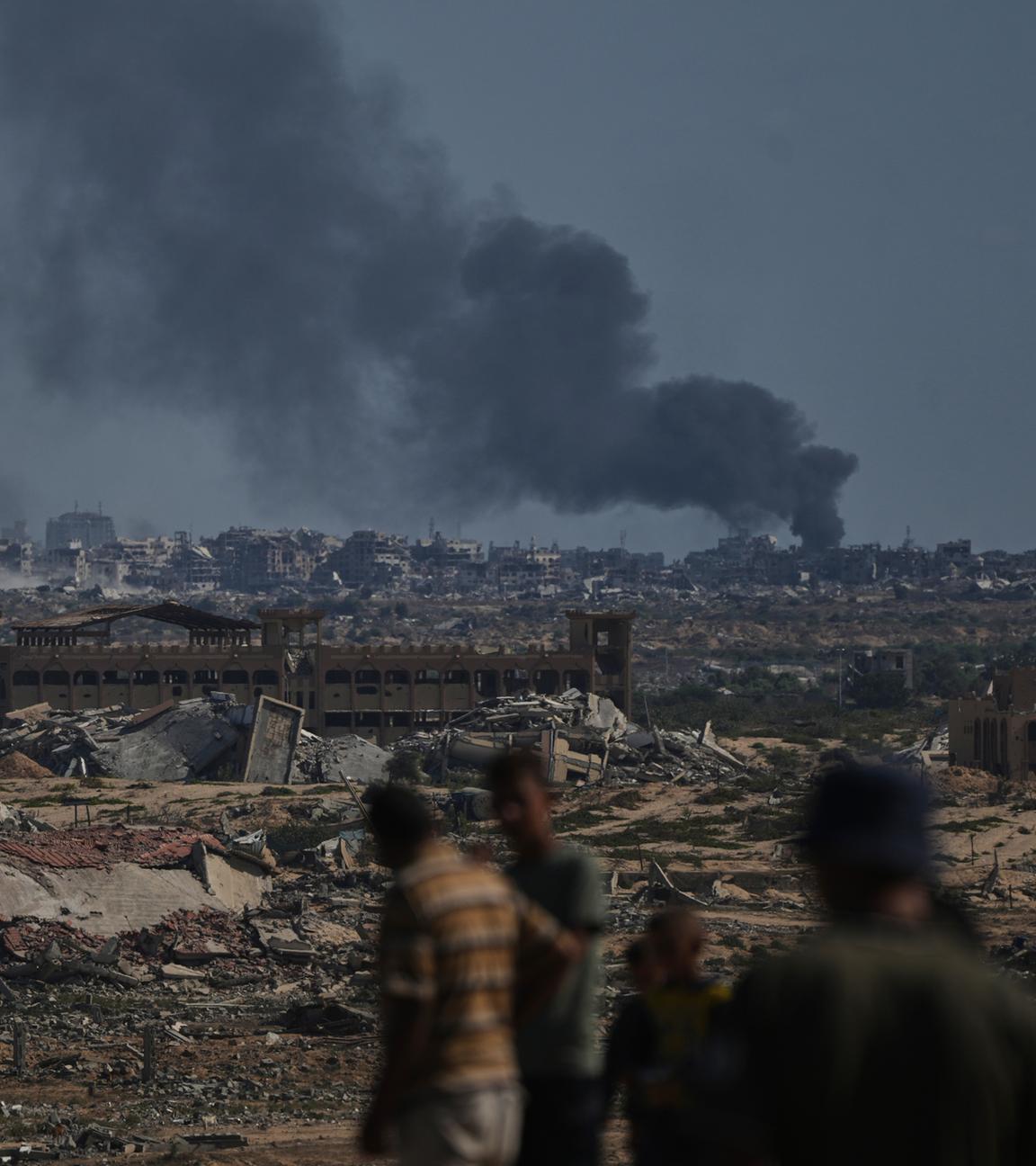 Rauch steigt nach einem israelischen Militärschlag in Gaza-Stadt in den Himmel auf, gesehen vom zentralen Gazastreifen am 02.10.2025.