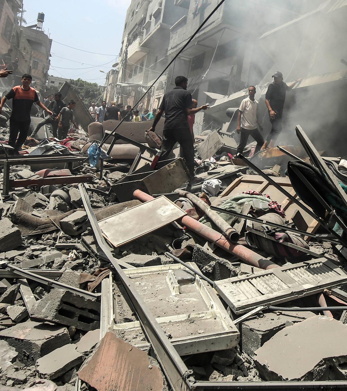 Gaza-Stadt, Gazastreifen, Palästinensisches Gebiet: Palästinenser begutachten die Verwüstung nach einem israelischen Angriff, der das südliche Viertel al-Zaitoon in Gaza-Stadt getroffen hat.