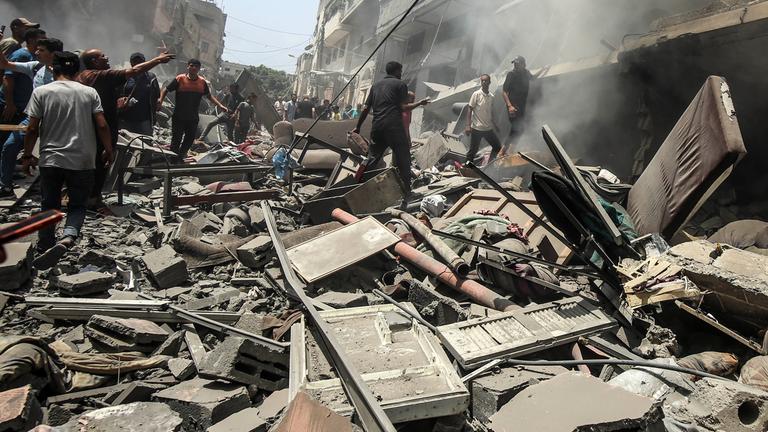 Gaza-Stadt, Gazastreifen, Palästinensisches Gebiet: Palästinenser begutachten die Verwüstung nach einem israelischen Angriff, der das südliche Viertel al-Zaitoon in Gaza-Stadt getroffen hat.