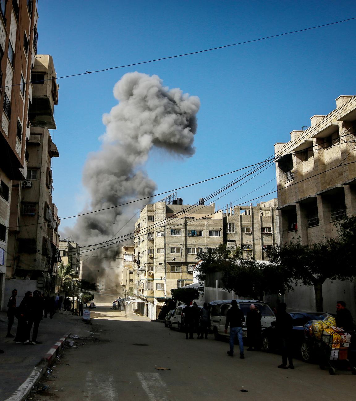 Eine Rauchsäule steigt nach israelischen Angriffen in Gaza Stadt auf