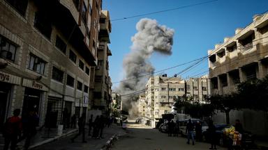 Eine Rauchsäule steigt nach israelischen Angriffen in Gaza Stadt auf