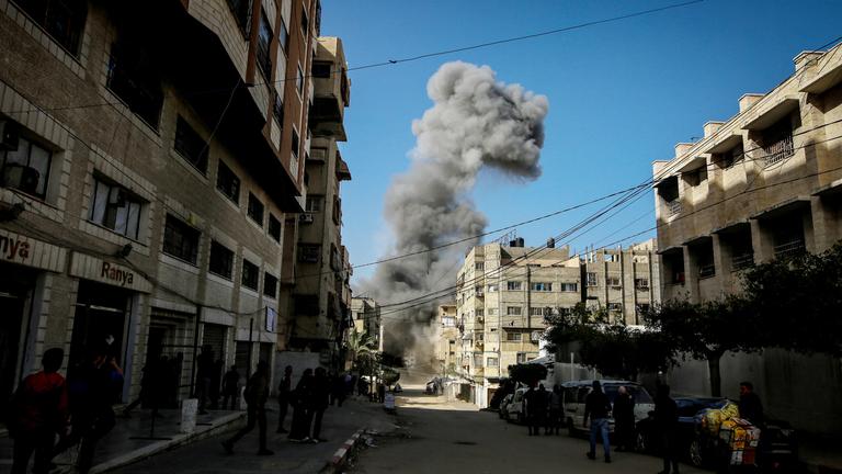 Eine Rauchsäule steigt nach israelischen Angriffen in Gaza Stadt auf