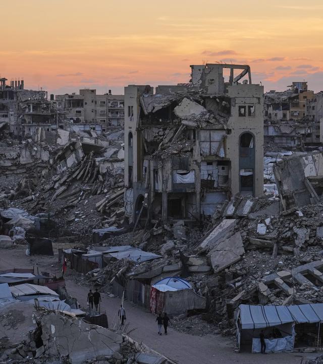 Zerstörte Gazastadt. Im Hintergrund ist ein leichter Sonnenuntergang