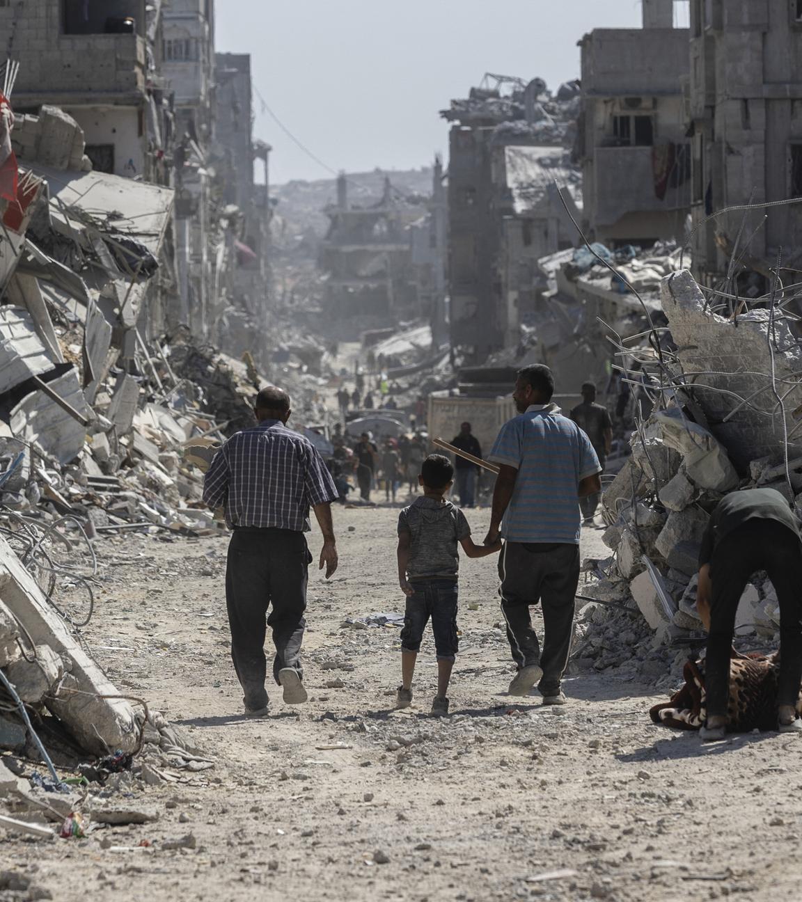 Palästinenser laufen durch zerbombte Viertel in Gaza-Stadt am 16. Oktober 2025.