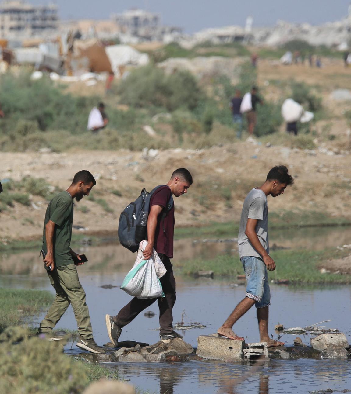 Palästinensische Zivilisten in der in der Nähe des Nuseirat Flüchtlingslager in Deir al-Balah, Gaza am 15. August 2025.