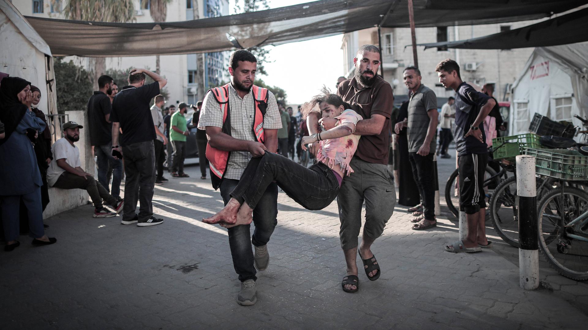 Verwundete aus verschiedenen Gegenden von Gaza-Stadt treffen im Arab High Hospital ein 