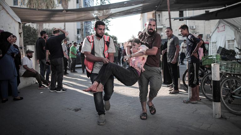 Verwundete aus verschiedenen Gegenden von Gaza-Stadt treffen im Arab High Hospital ein 