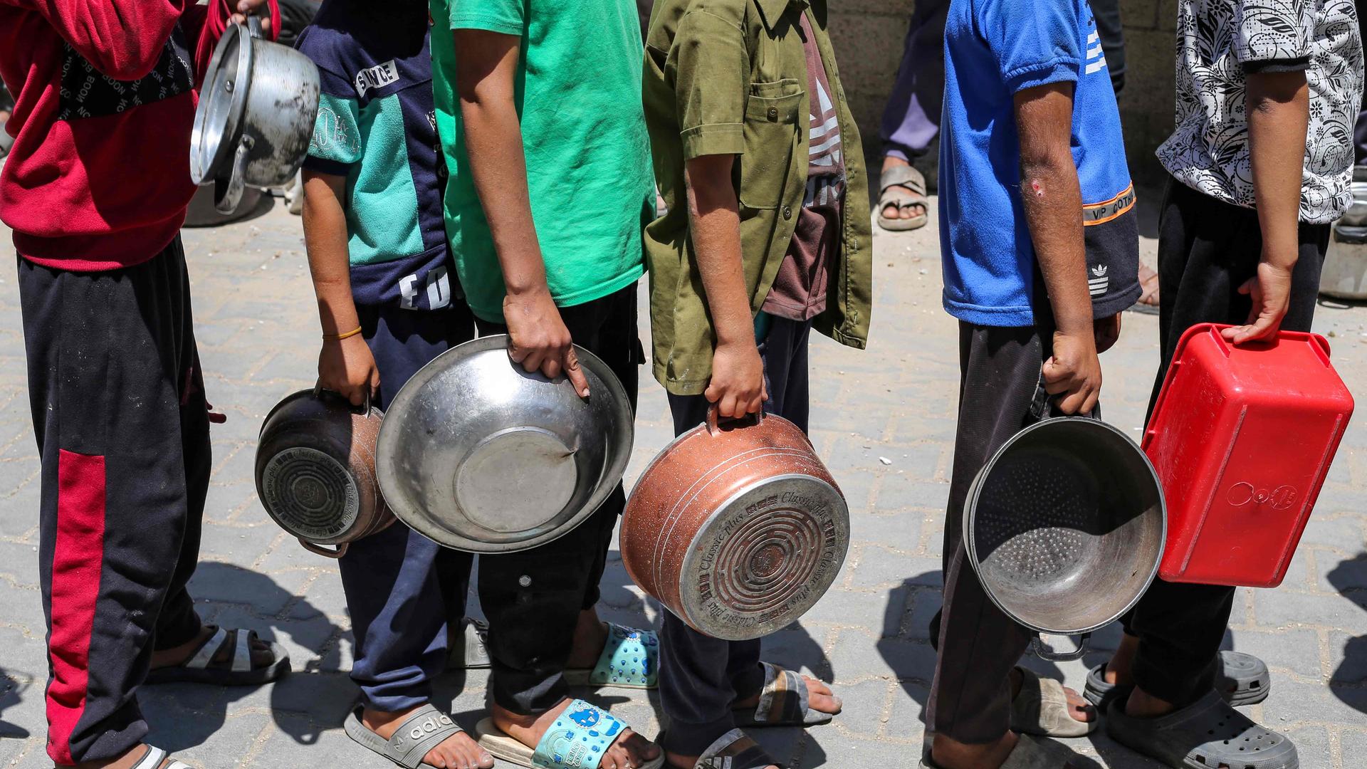 Palästinenser versammeln sich an einer Lebensmittelausgabestelle im Flüchtlingslager Nuseirat.