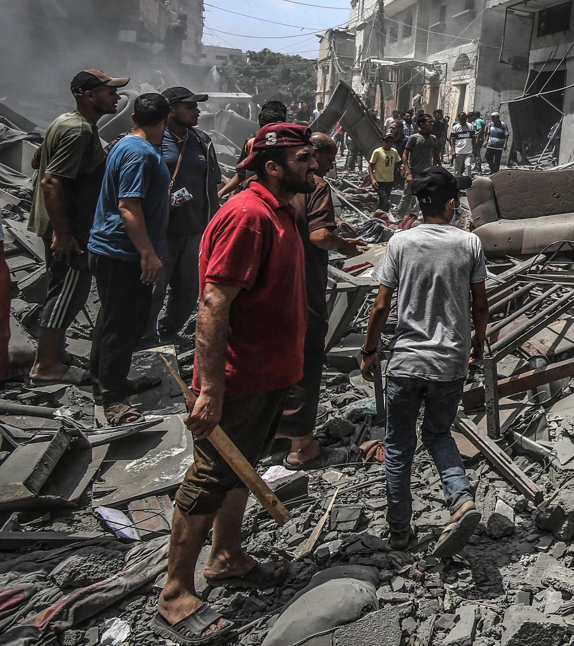 Palästinenser begutachten die Verwüstungen nach einem israelischen Angriff auf den südlichen Stadtteil al-Zaitoon in Gaza-Stadt