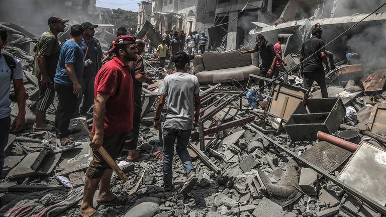 Palästinenser begutachten die Verwüstungen nach einem israelischen Angriff auf den südlichen Stadtteil al-Zaitoon in Gaza-Stadt