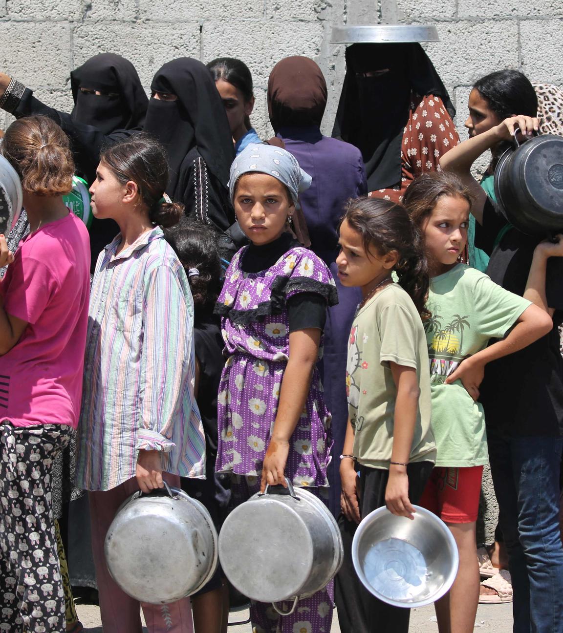 Kinder im Gaza-Streifen halten leere Töpfe in ihren Händen. 