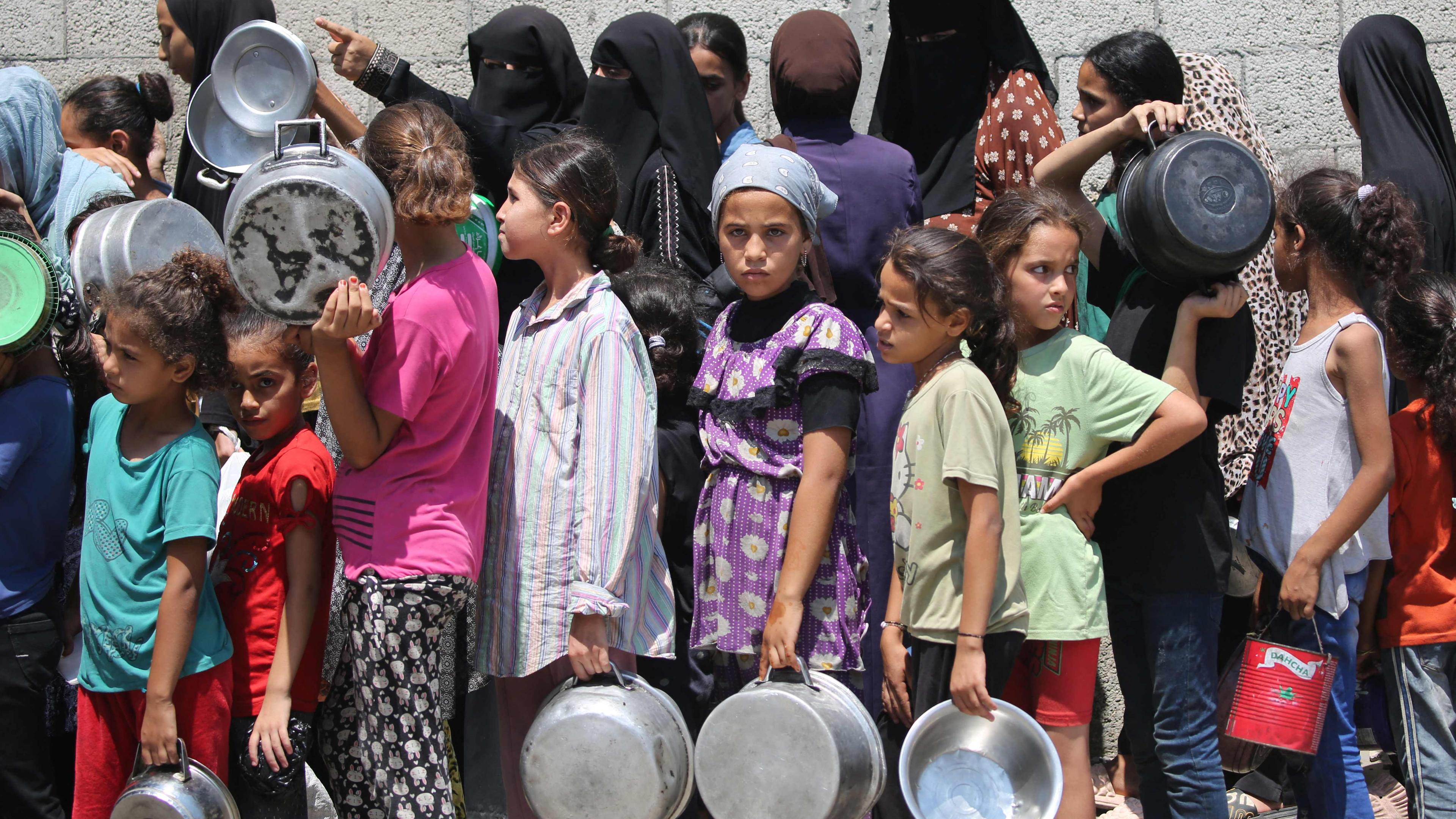 Kinder im Gaza-Streifen halten leere Töpfe in ihren Händen. 