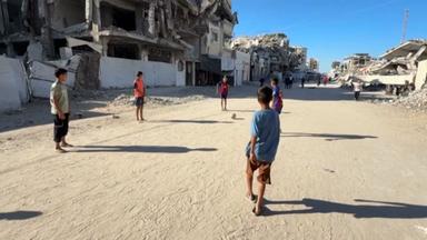 In Gaza kicken Jungs zwischen Trümmern.