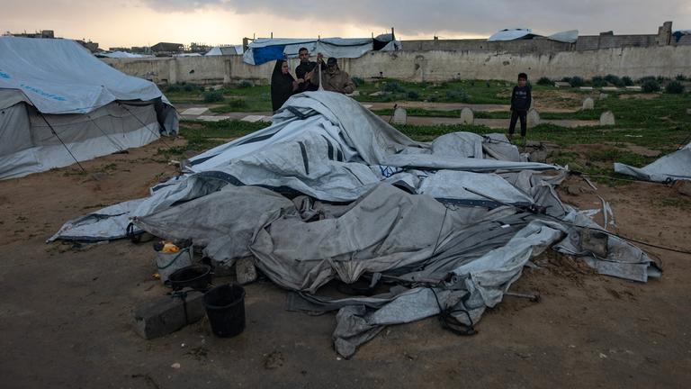 Wind und Regen zerstören Zelt, das einer palästinensischen Familie in Khan Younis Schutz bot.
