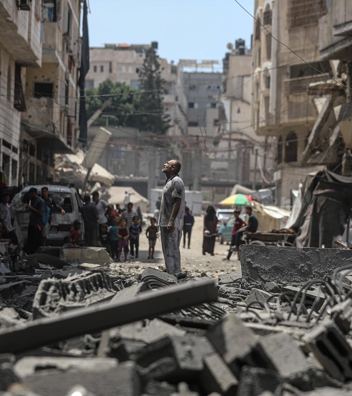Palästinenser inspizieren den Ort eines israelischen Angriffs auf ein Haus am Morgen in Gaza-Stadt, 8. August 2025.