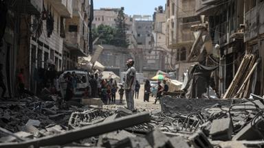 Palästinenser inspizieren den Ort eines israelischen Angriffs auf ein Haus am Morgen in Gaza-Stadt, 8. August 2025.