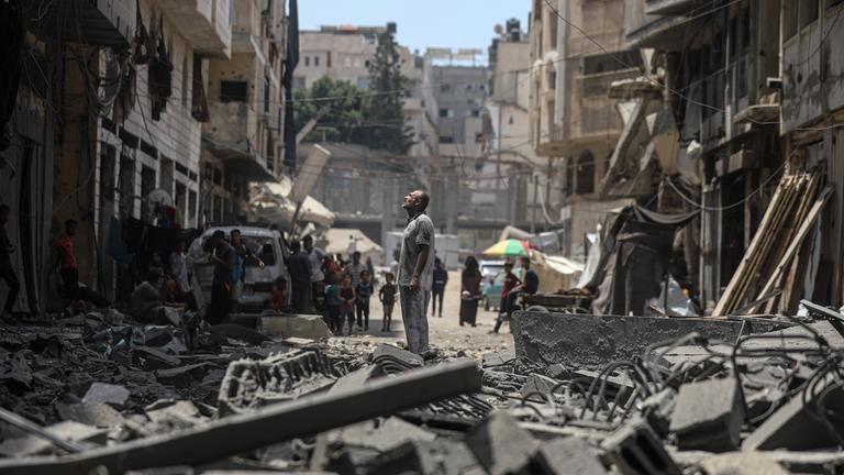 Palästinenser inspizieren den Ort eines israelischen Angriffs auf ein Haus am Morgen in Gaza-Stadt, 8. August 2025.