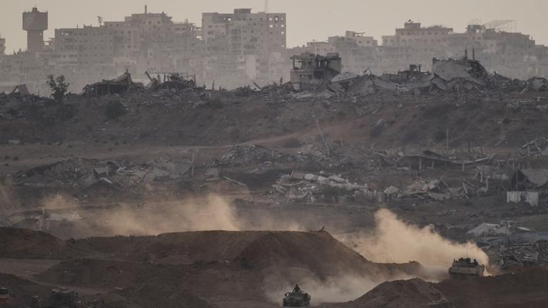 Israelische Soldaten bewegen sich in gepanzerten Fahrzeugen in einem Gebiet im Gazastreifen, gesehen vom südlichen Israel aus, Dienstag, 14. Oktober 2025.