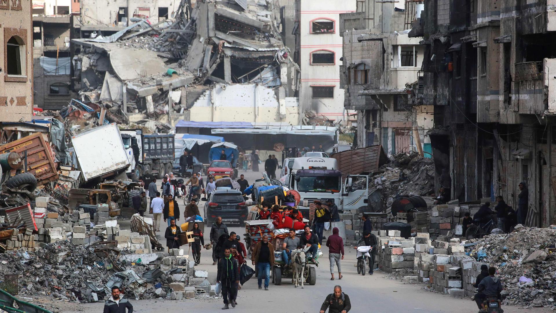 Palästinenser transportieren ihr Hab und Gut nach ihrer Ankunft in Gaza-Stadt, um nach israelischen Evakuierungsbefehlen vom 11. April 2025 aus den östlichen Stadtteilen zu fliehen, aufgenommen am 11.04.2025