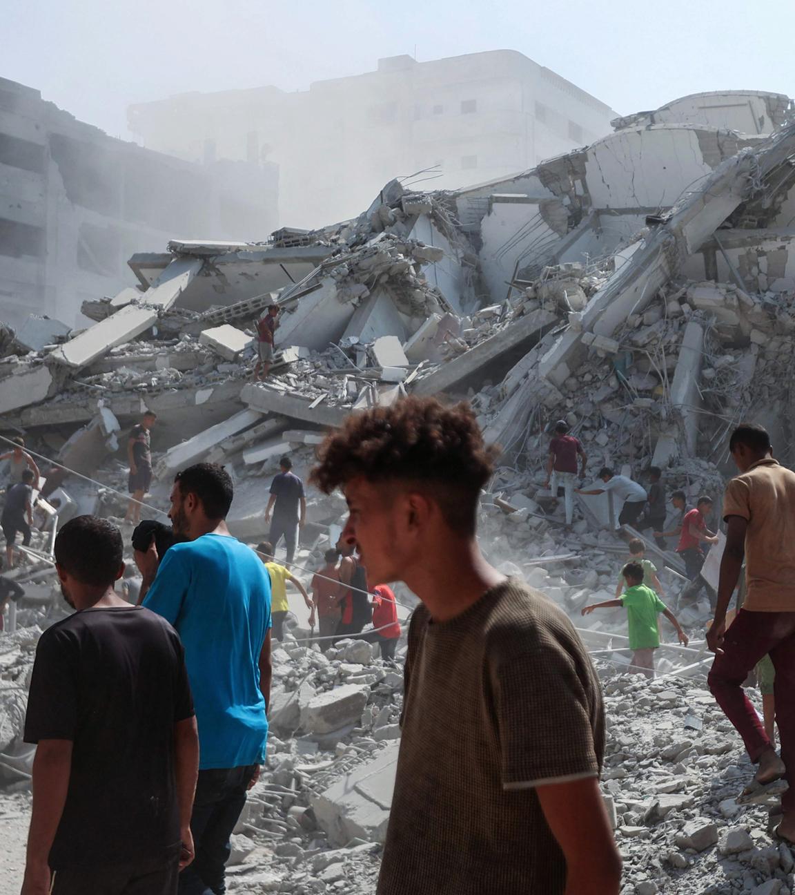Palästinenser durchsuchen die Trümmer des Al-Ghafari-Turms nach seiner Zerstörung durch israelische Luftangriffe in Gaza-Stadt am 15.09.2025