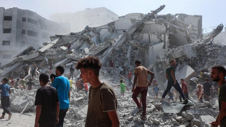 Palästinenser durchsuchen die Trümmer des Al-Ghafari-Turms nach seiner Zerstörung durch israelische Luftangriffe in Gaza-Stadt am 15.09.2025