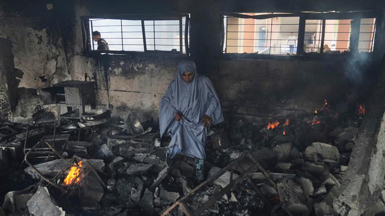 Palästinenser begutachten die Schäden nach einem Luftangriff der israelischen Armee auf die Yaffa-Schule in Gaza-Stadt.