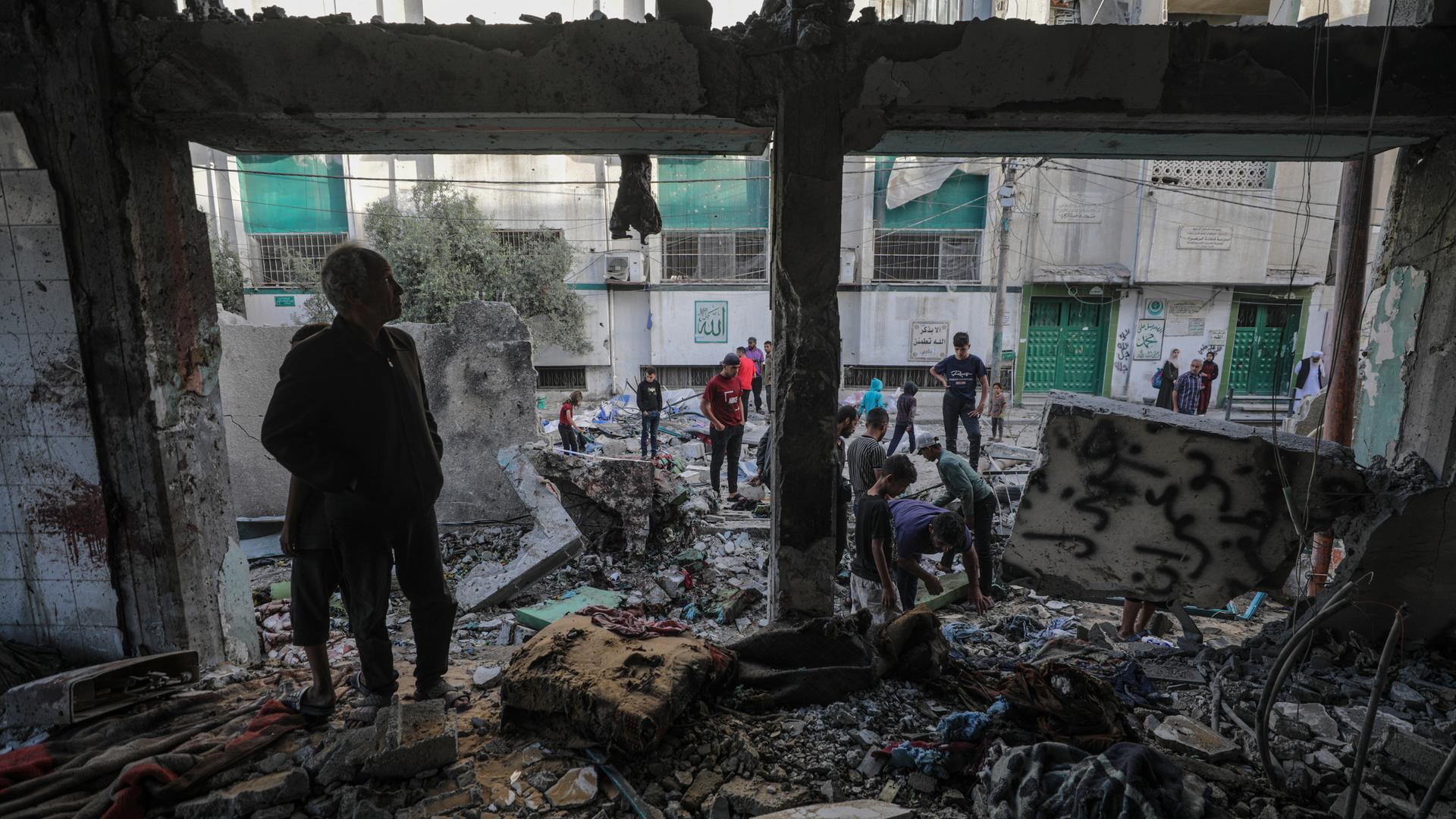 Binnenvertriebene Palästinenser untersuchen die Trümmer der Al-Jerjawi-Schule nach einem israelischen Luftangriff im Stadtteil Al Daraj in Gaza-Stadt.