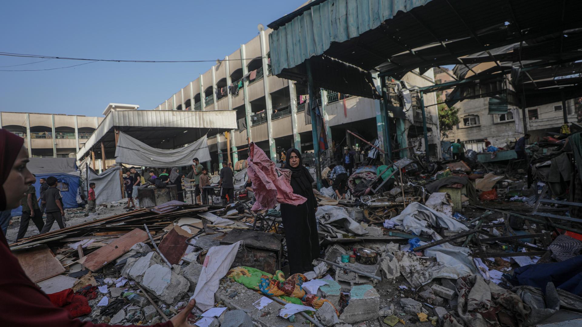Vertriebene Palästinenser inspizieren ihre zerstörten Unterkünfte nach einem israelischen Luftangriff auf die Al Jerjawi-Schule im Viertel Al Daraj in Gaza-Stadt.