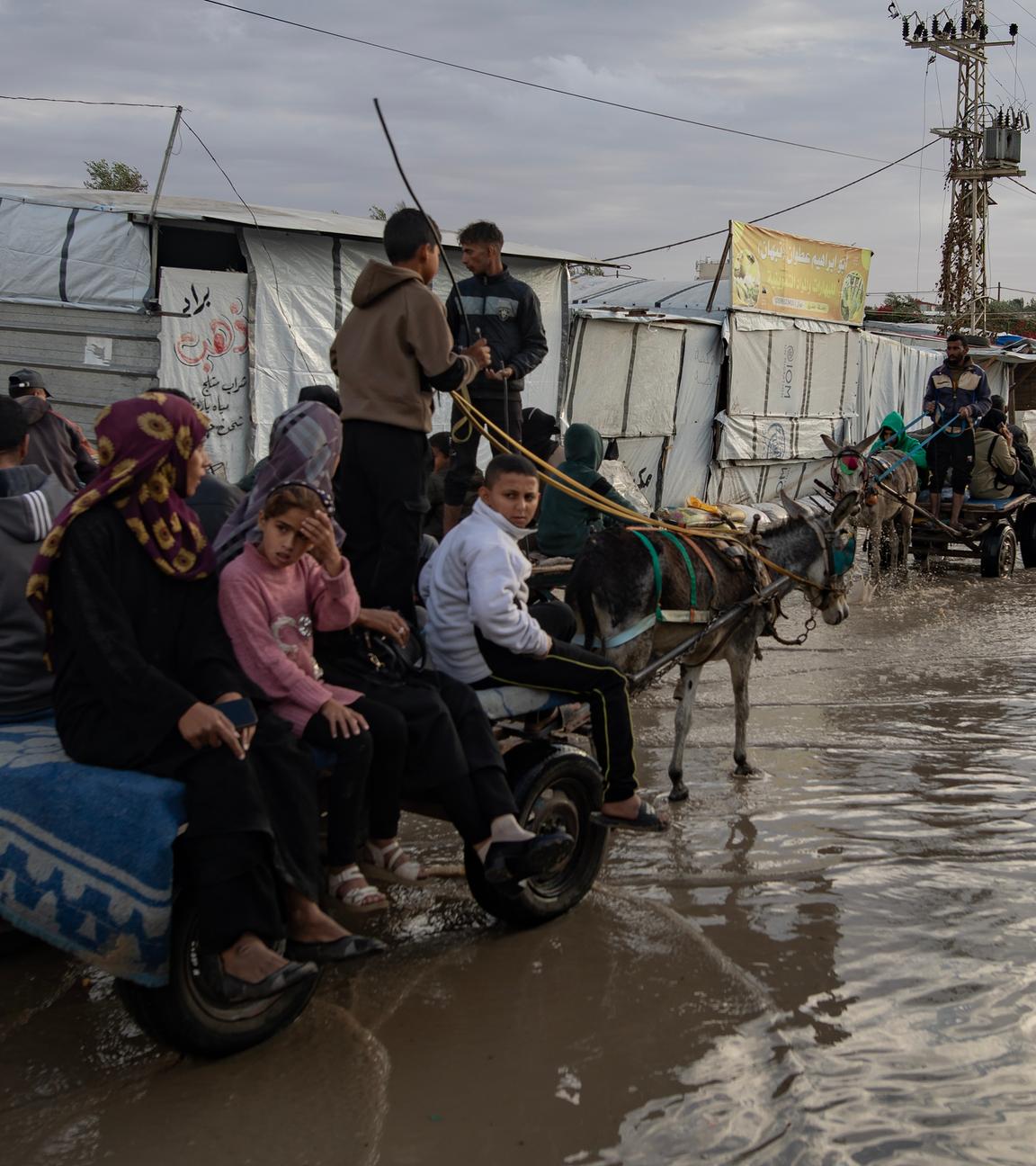 Palästinenser laufen nach starken Regenfällen über eine Straße in Südgaza.