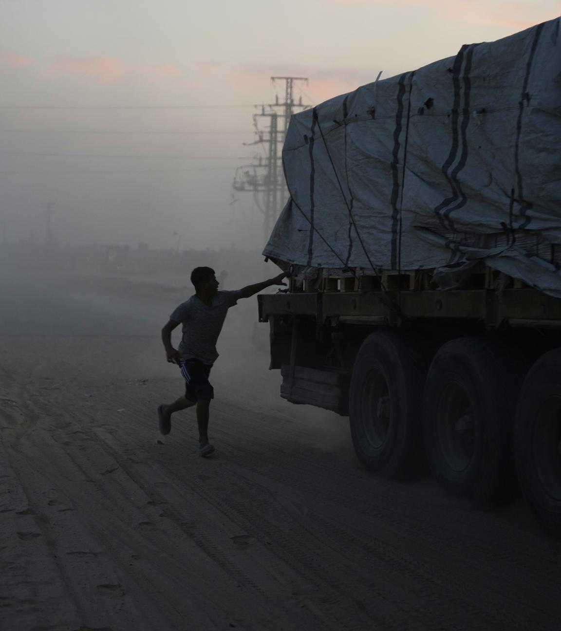 Palästinenser eilen auf Lastwagen mit Hilfsgütern des Welternährungsprogramms (WFP) zu, während diese durch Deir al-Balah im Zentrum des Gazastreifens am 08.11.2025 fahren.