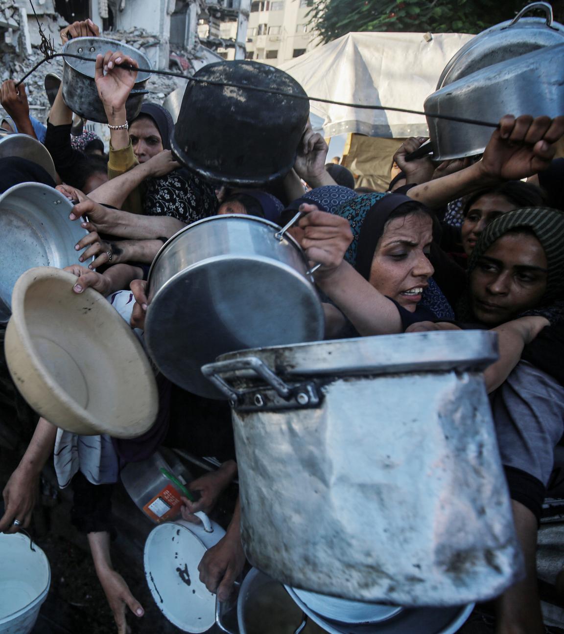 Viele Menschen mit Töpfen oder Schüsseln, die sich rangeln um noch etwas zu Essen zu bekommen