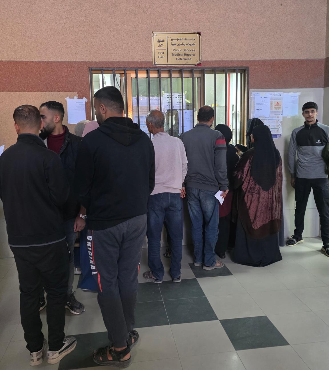 Palästinensische Patienten im Ambulanzgebäude im südlichen Gazastreifen warten auf ihre medizinische Überweisung.