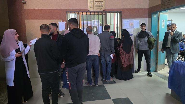 Palästinensische Patienten im Ambulanzgebäude im südlichen Gazastreifen warten auf ihre medizinische Überweisung.