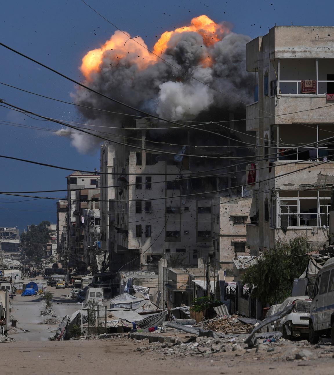 Rauch und Flammen steigen über einem Wohngebäude nach israelischen Luftangriffen in Gaza-Stadt auf