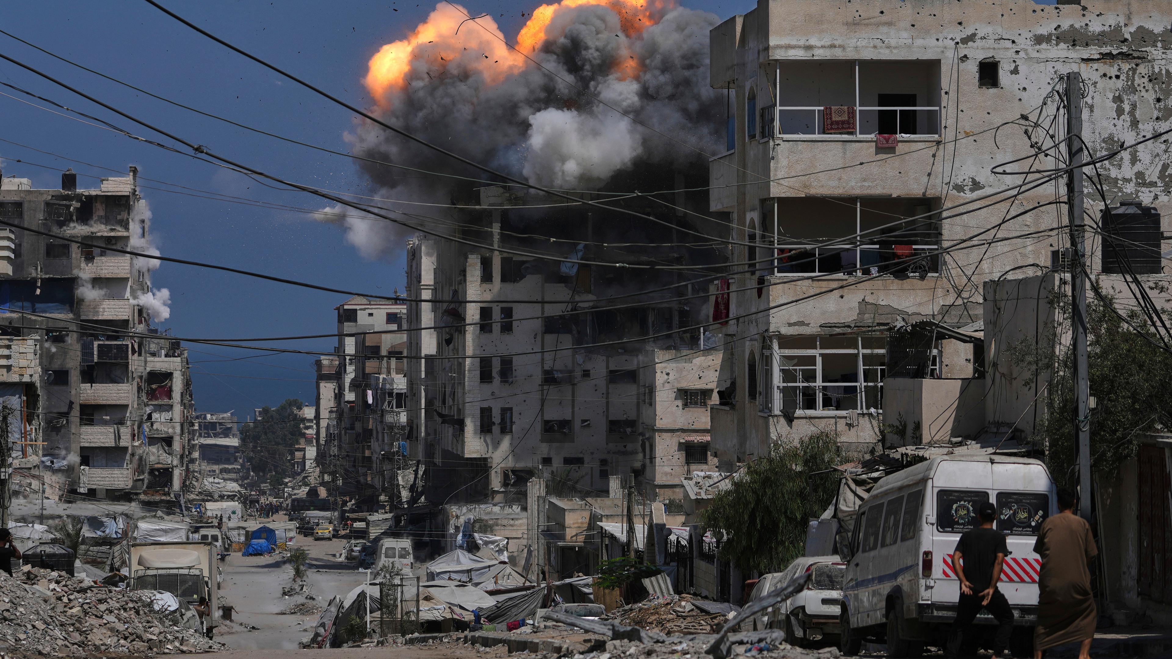 Rauch und Flammen steigen über einem Wohngebäude nach israelischen Luftangriffen in Gaza-Stadt auf