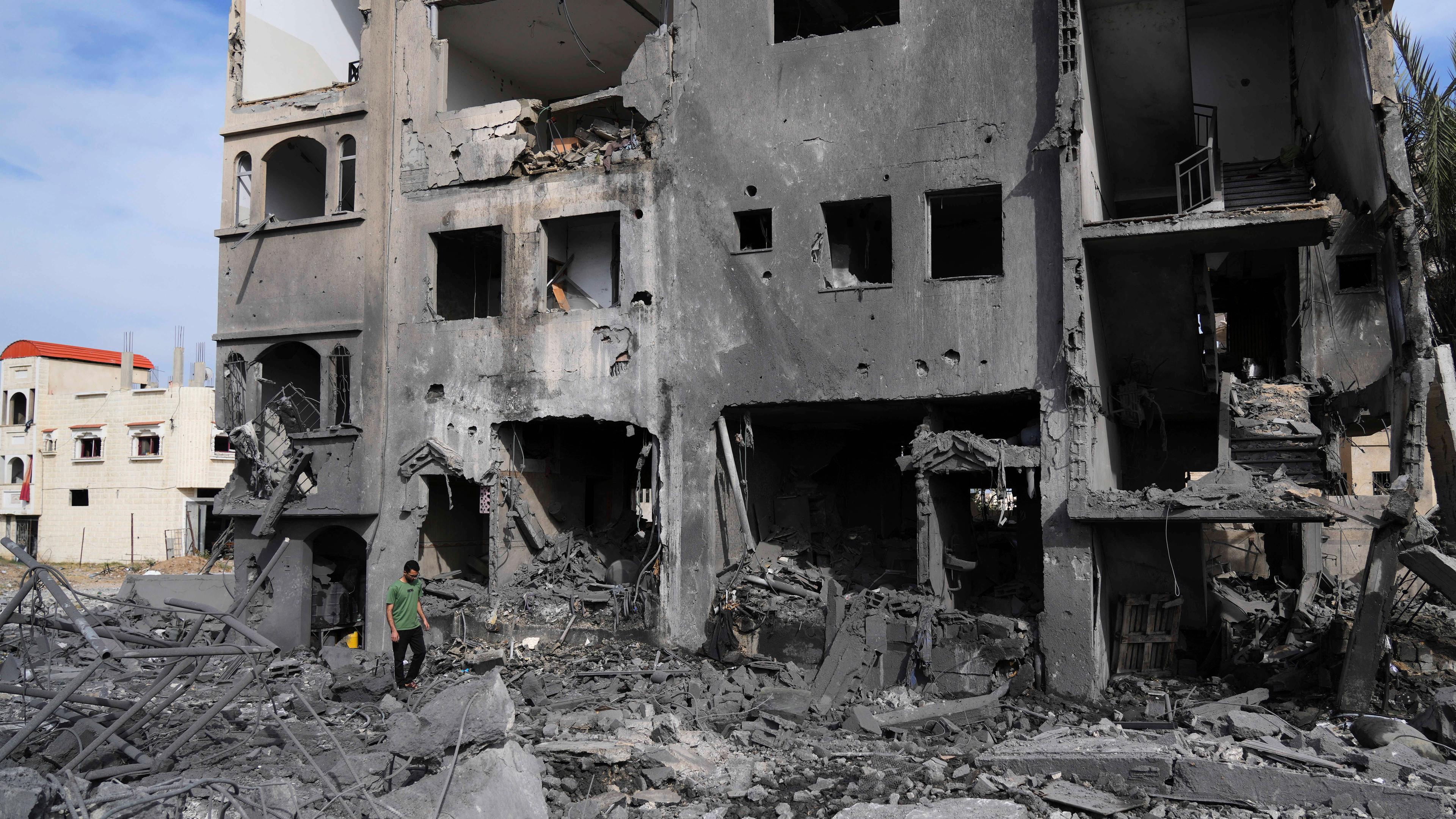 Ein Palästinenser geht am Donnerstag, dem 15. Mai 2025, über die Trümmer des Hauses der Familie Al-Zainati, das durch israelische Luftangriffe in Khan Younis im Gazastreifen zerstört wurde.