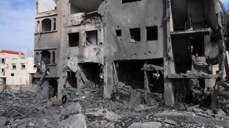 Ein Palästinenser geht am Donnerstag, dem 15. Mai 2025, über die Trümmer des Hauses der Familie Al-Zainati, das durch israelische Luftangriffe in Khan Younis im Gazastreifen zerstört wurde.