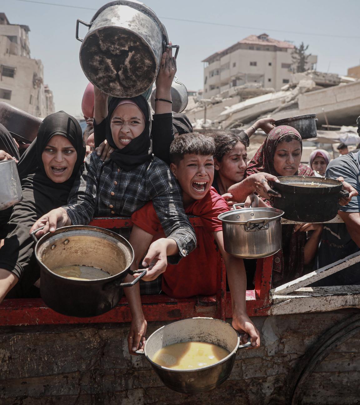 Palästinenser kämpfen mit Hunger im Gazastreifen und warten auf Nahrung