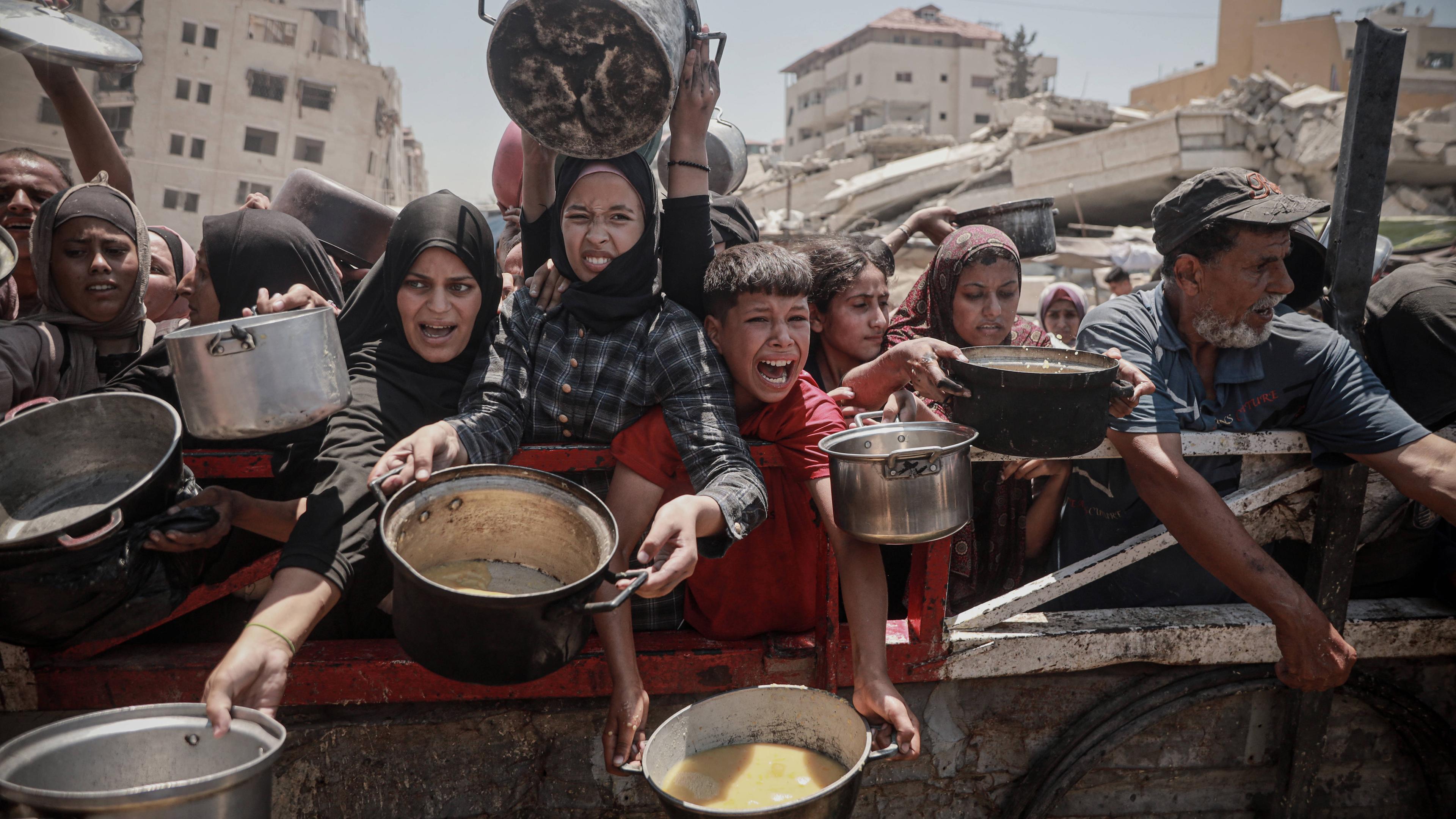 Palästinenser kämpfen mit Hunger im Gazastreifen und warten auf Nahrung