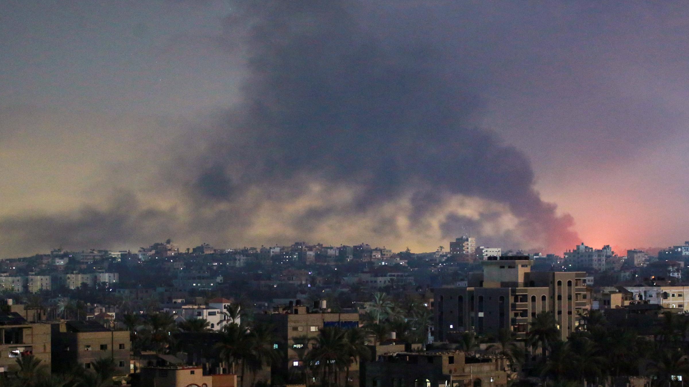 Rauch steigt über dem Gazastreifen auf.