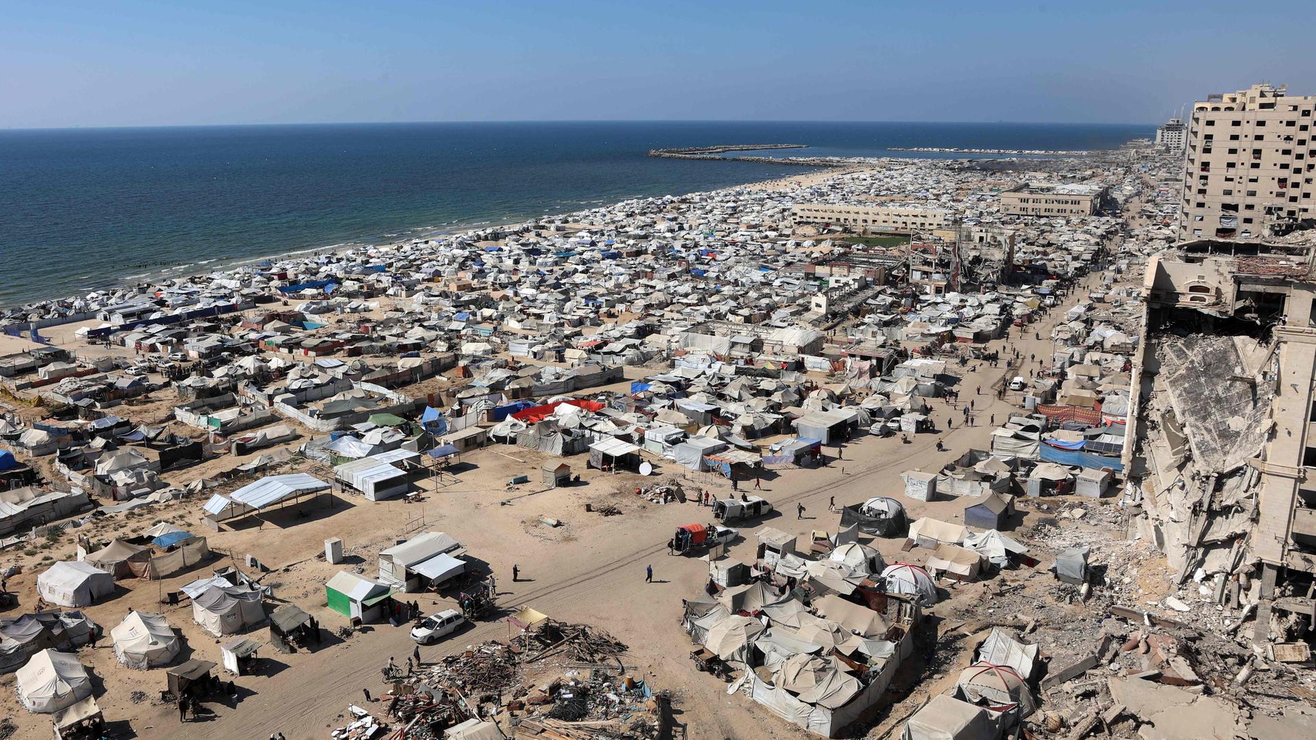 Zelte und Notunterkünfte für vertriebene Palästinenser sind am Strand im Westen von Gaza-Stadt zu sehen.