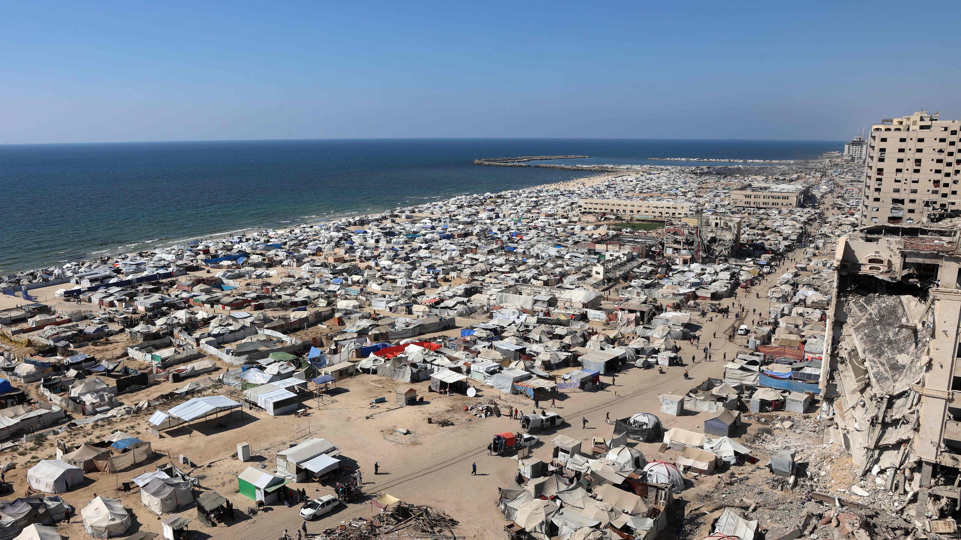 Zelte und Notunterkünfte für vertriebene Palästinenser sind am Strand im Westen von Gaza-Stadt zu sehen.