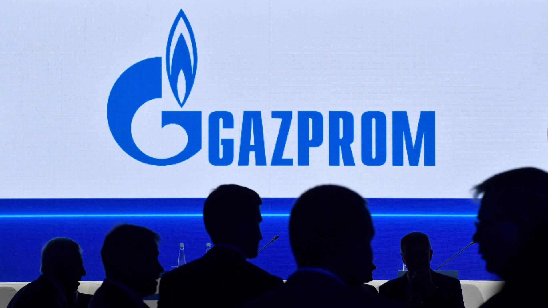 Das Logo der Firma Gazprom in blau.