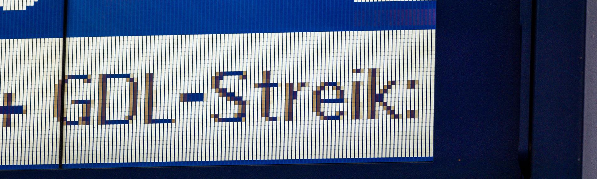 Eine Anzeigetafel zeigt "GDL-Streik" an