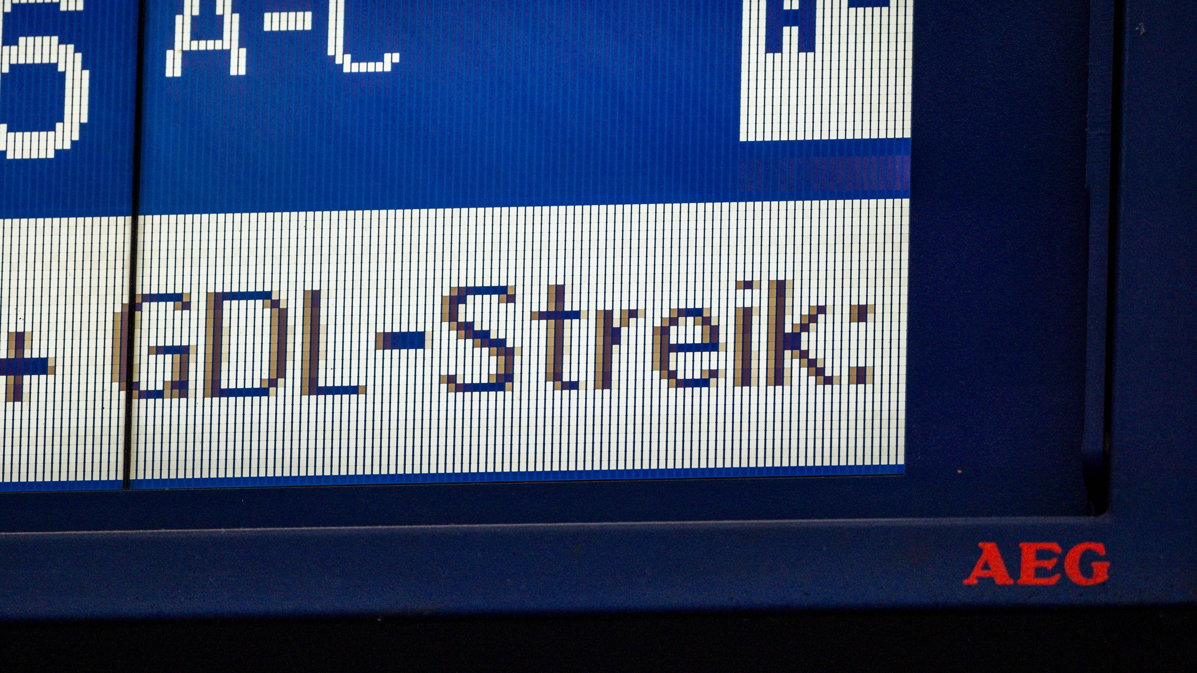 Eine Anzeigetafel zeigt "GDL-Streik" an