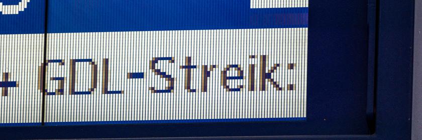 Eine Anzeigetafel zeigt "GDL-Streik" an