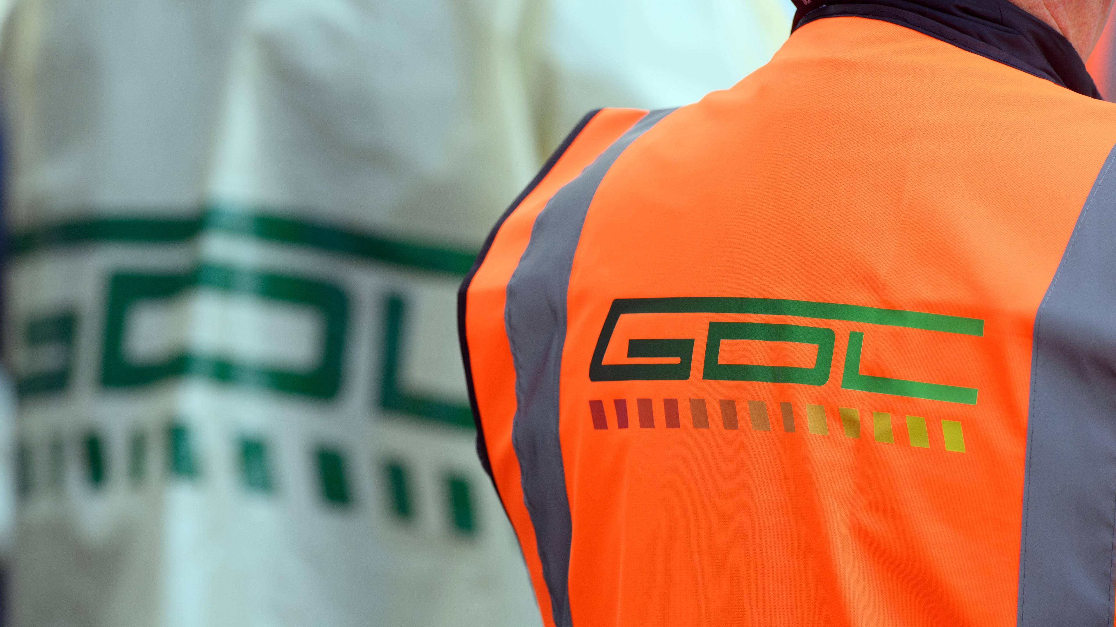 Sachsen-Anhalt, Magdeburg: Während einer Kundgebung der Gewerkschaft Deutscher Lokomotivführer (GDL) vor dem Hauptbahnhof tragen die Teilnehmer Westen mit der Aufschrift "GDL".