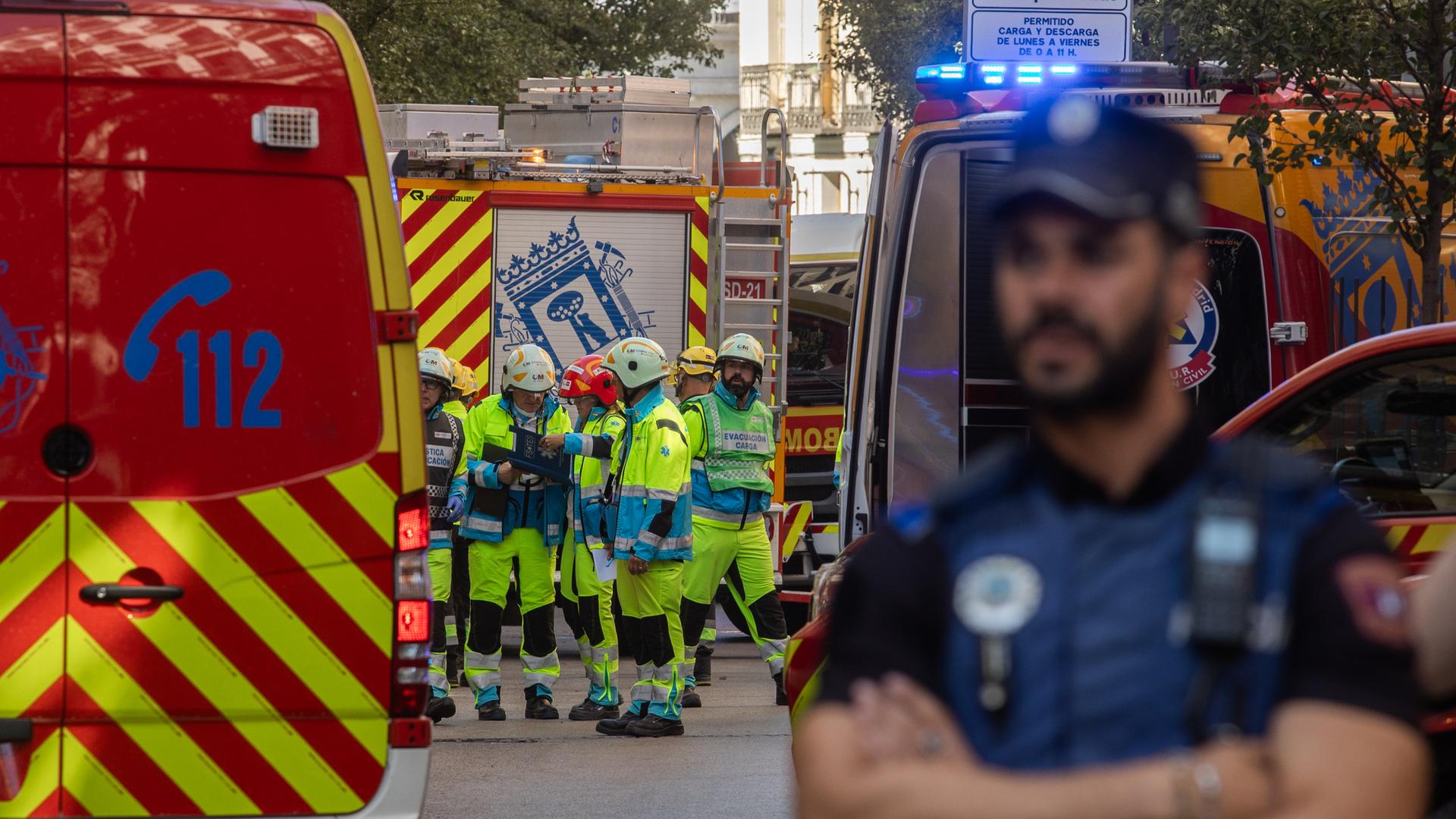 Rettungskräfte stehen in der Nähe des Einsturzes eines im Bau befindlichen Gebäudes im Stadtteil Ópera. 